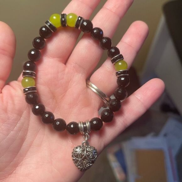 Black and Green Beaded Heart Charm Bracelet - Picture 2 of 6